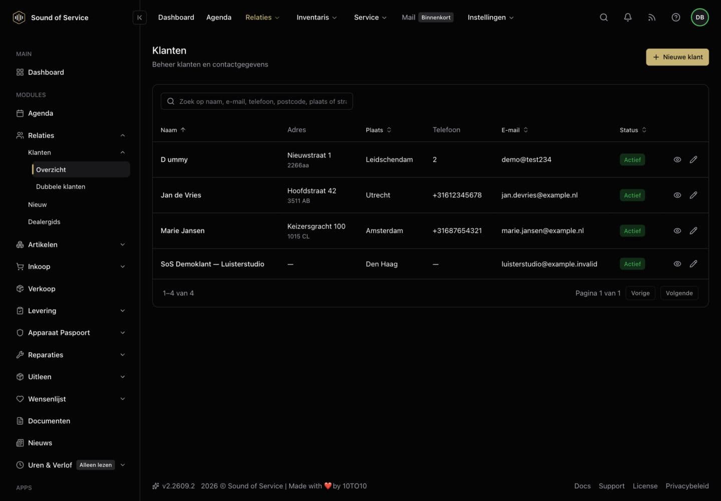 Klantoverzicht in de dealer-demo, met fictieve relaties en contactgegevens.