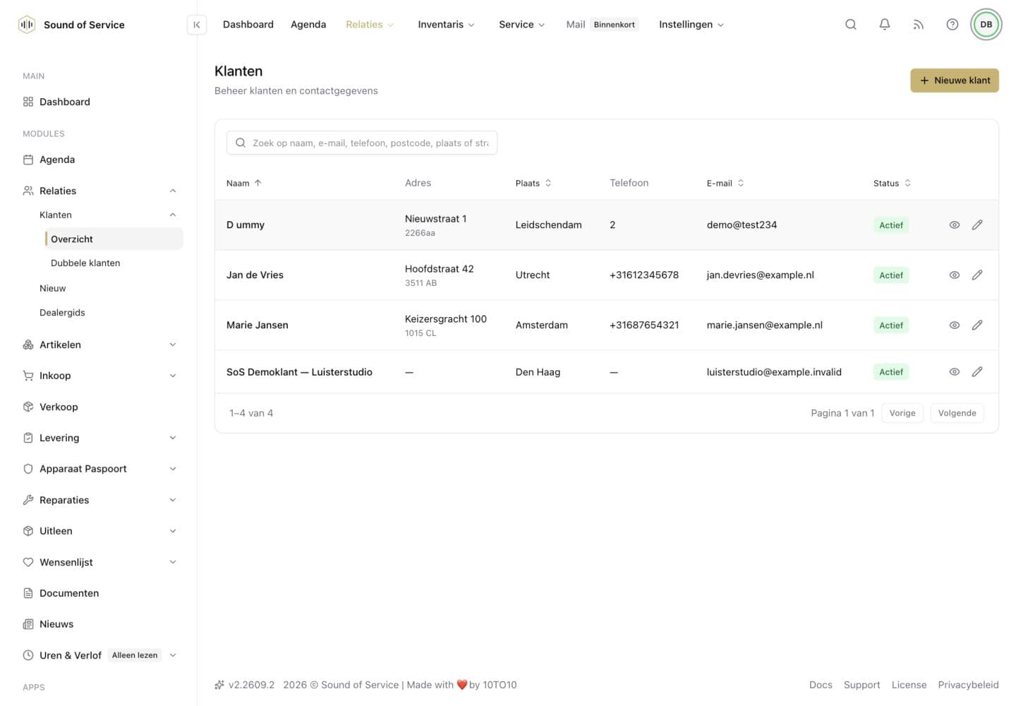Klantoverzicht in de dealer-demo, met fictieve relaties en contactgegevens.